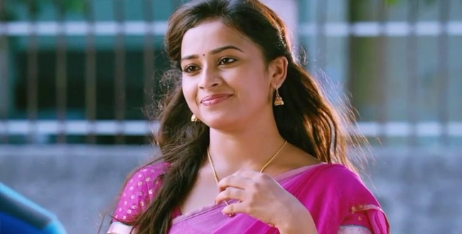 கருப்பு நிற உடையில் வெட்கப்புன்னகை ...